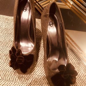 Joey O
Cream Brown and Black Tailored Pumps Size 8